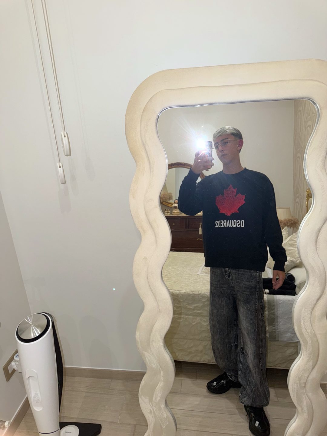 Estilo urbano y casual con una sudadera negra con estampado de hoja de… · Outfit de Christian Bux