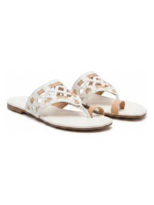 sandalias planas · blanco y beige