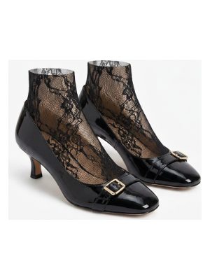 low-heeled shoes