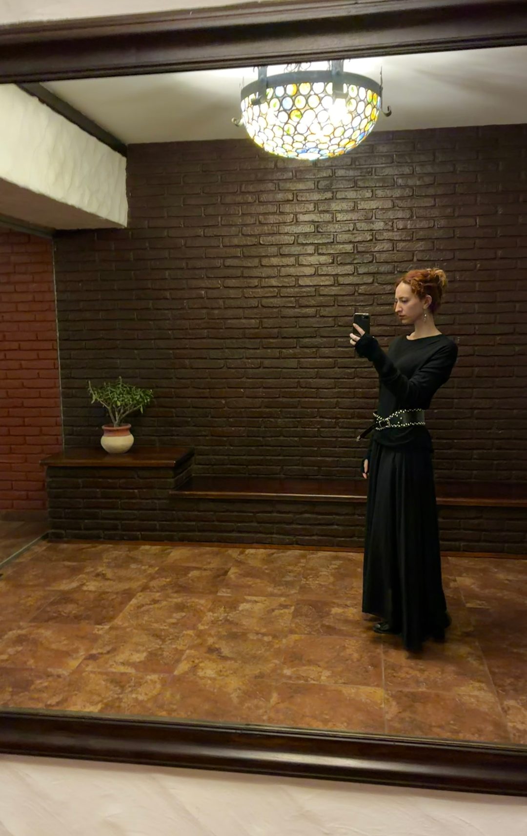 La persona viste un conjunto de estilo gótico y elegante, compuesto por… · Outfit de Lucía Madina
