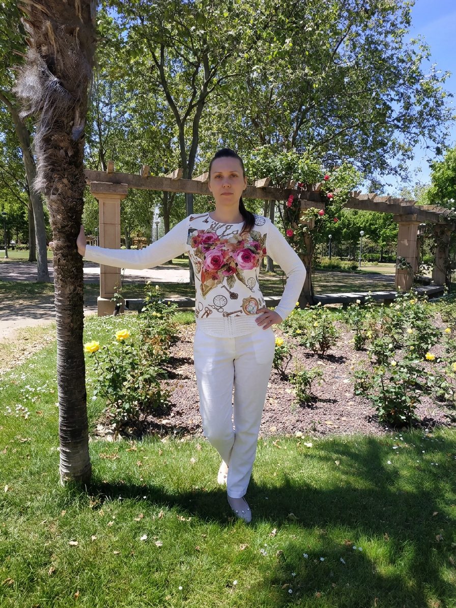 Una mujer posa en un parque con un conjunto luminoso de pantalón blanco… · Outfit de Оксана Минералова